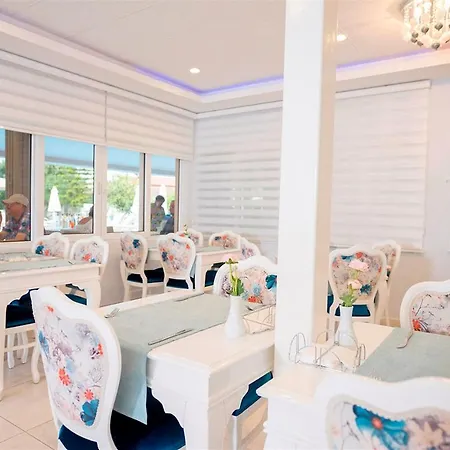 Clover Magic Altinkum Park מלון