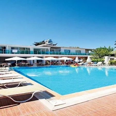 Готель Clover Magic Altinkum Park